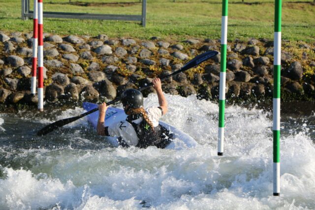 Lilou en kayak slalom