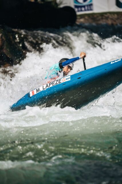 Margot en canoë slalom