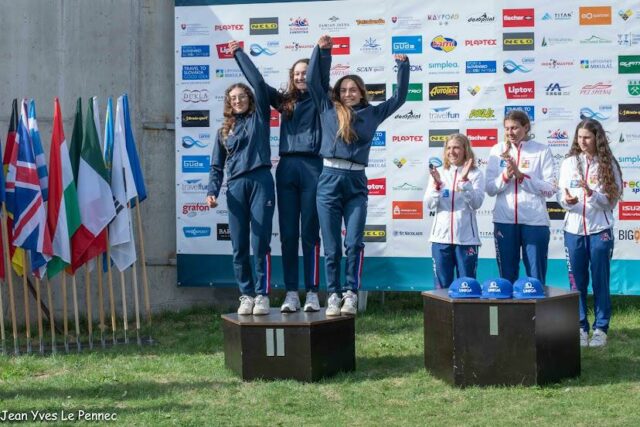 Margot sur le podium pour sa médaille d'Argent